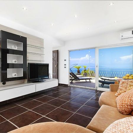 Amore Rentals - Casa Augusta A Sorrento Esterno foto