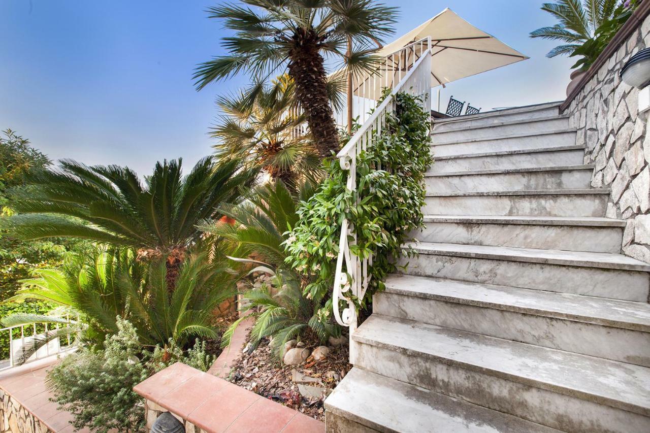 Amore Rentals - Casa Augusta A Sorrento Esterno foto